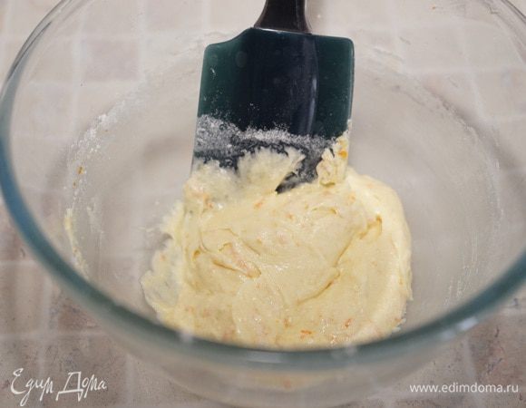 В отдельную миску просеять муку и разрыхлитель.  Аккуратно ввести её в масляную смесь, перемешивая лопаткой.