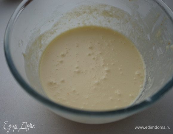 Затем постепенно добавьте мандариновый сок и молоко.