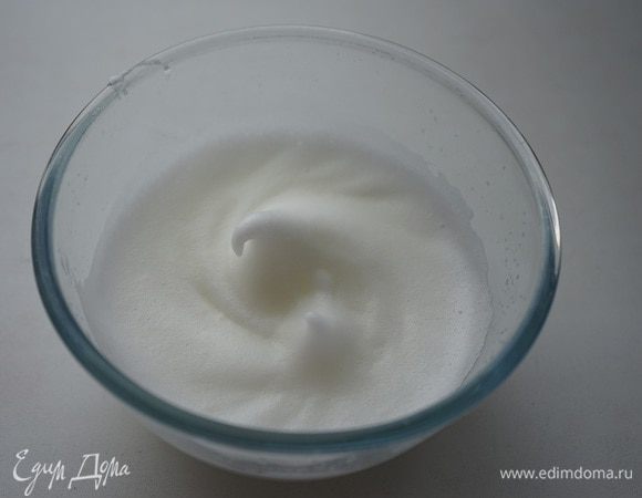 Белки взбить до мягких пиков и аккуратно ввести в тесто, перемешивая движениями снизу-вверх.