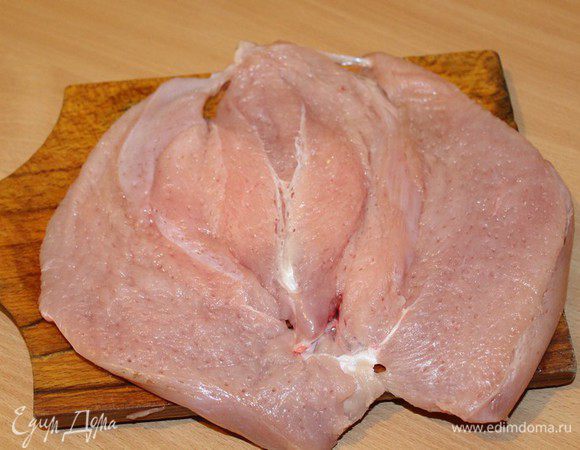 Берем грудку индейки. Разрезаем вдоль, не до конца и раскрываем как книжку. Подрезаем если надо, отбиваем слегка молотком. Солим и перчим по вкусу.