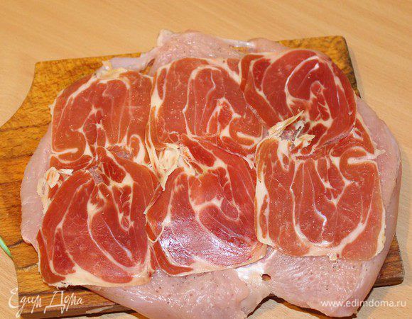 Тонко порезанный бекон укладываем на наше мясо.