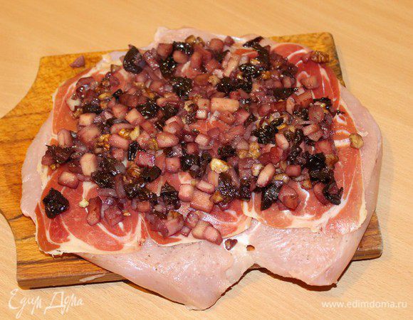 Далее выкладываем начинку.