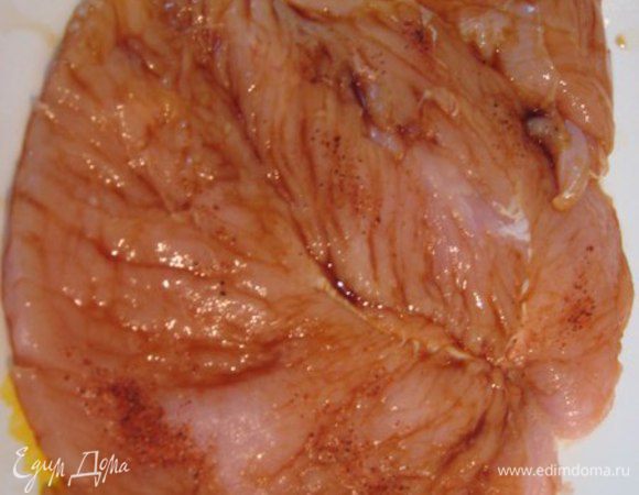 Куриную грудку надрезать, открыть как книжку, отбить плоской стороной ножа. Замариновать в соевом соусе , посыпать итальянскими травами и красным острым перцем. Оставить на полчаса. Можно замариновать накануне вечером и приготовить на след.день.