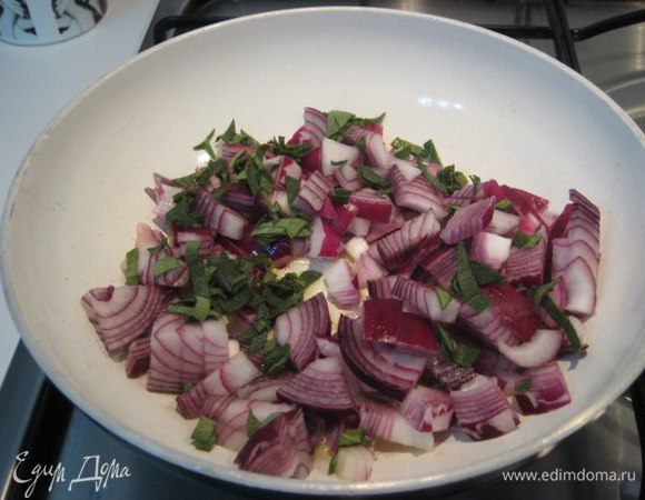 Красный лук и листочки шалфея порезать, потушить на оливковом масле. Чернослив порезать ,смешать с луком.