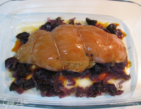 Начинку выложить на куриное филе, скрутить рулетом, перевезать кулинарной нитью. Форму смазать оливковым маслом, положить в форму куриное филе, вокруг выложить оставшуюся начинку, налить 2 ст. л. воды.Сверху смазать филе соусом Терияки. Накрыть фольгой. Запекать при температуре 180 гр 35 минут. Затем снять фольгу и подрумянить в течении 10 минут. Снять нитки. Подавать горячим.