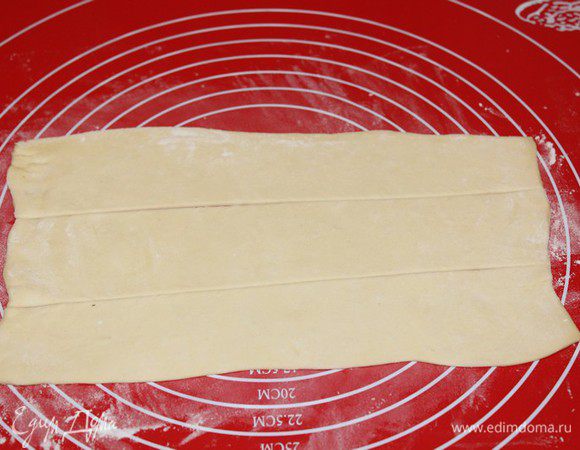 Слегка раскатываем слоеное тесто и нарезаем на полоски.