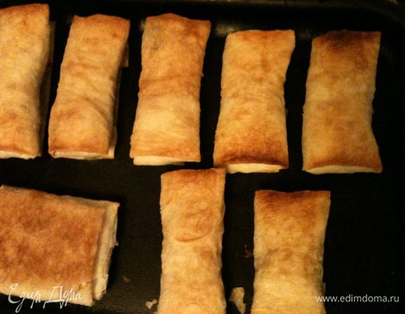 Приготовить пирожки как фаршированные блинчики. Уложить на смазанный противень. Сверху смазать кисточкой растительным маслом совсем немного и в духовку, запечь до золотистой корочки.
Можно готовить с разными начинками как обычные пирожки, очень вкусно с луком и яйцом, с тушеной капустой, с ливером!