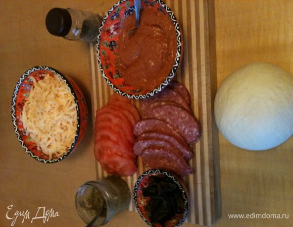 Тесто для пиццы теперь всегда готовит моя Золушка - хлебопечечка! 
В хлебопечке режим Тесто доя пиццы - 45 минут замес одновременно с прогревом. 
Если вручную - 10 минут интенсивный замес, 30 минут брожение в тепле. 

