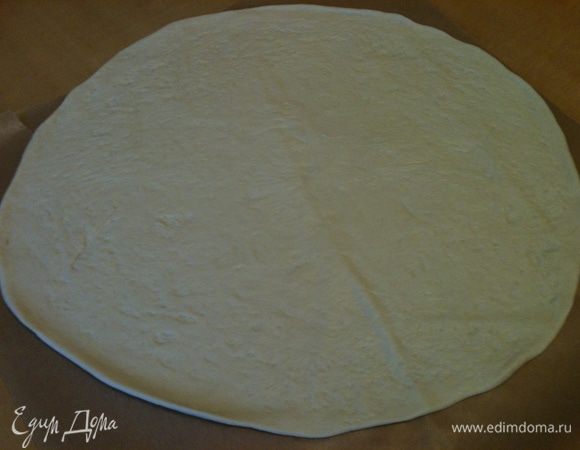 Раскатываем тонко тесто сразу на пекарской бумаге. 
