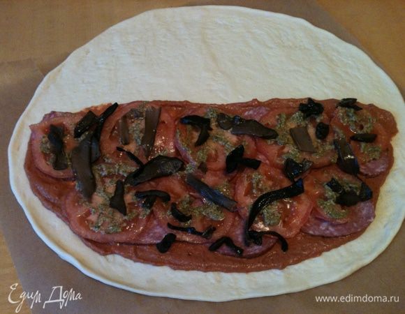 Половину теста  смазываем томатным соусом, укладываем колбасу, томаты, грибы, посыпаем сыром.  