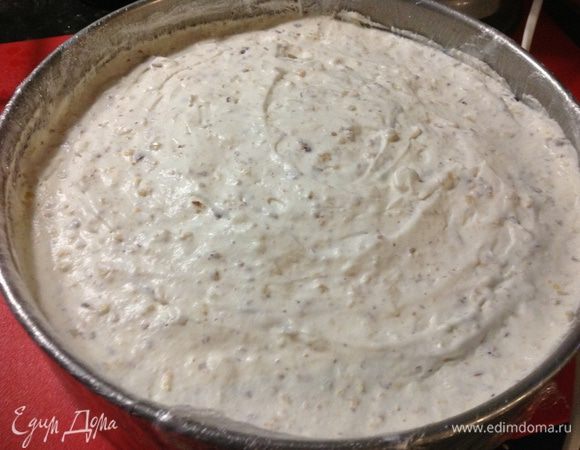 Выкладываем сливочно-белковую массу в форму и разравниваем.Верх покрываем оставшимися крошками безе. Отправляем замораживаться на 8-10 часов. Десерт перед подачей следует выдержать минут 10 при комнатной температуре, но он не застывает совсем, напоминает мороженое, а потом, немного постояв, превращается в нежнейшее "облачко";-)По желанию посыпаем верх десерта какао... 