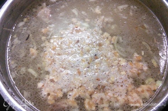 Через 10 мин. после закипания риса, положим в кастрюлю пассерованные лук с петрушкой, всыпем молотые ( не слишком мелко) грецкие орехи и перемешаем.
