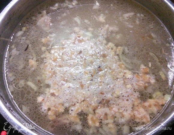 Через 10 мин. после закипания риса, положим в кастрюлю пассерованные лук с петрушкой, всыпем молотые ( не слишком мелко)  грецкие орехи и перемешаем. 