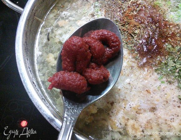 Далее пойдут подготовленные сухие специи, а также 3-4 ст. л. ткемали и томатной пасты ( она придаст харчо приятный цвет) и продолжаем варить до готовности риса. Рецепт отличного качества домашнего ткемали от Инны здесь http://www.edimdoma.ru/retsepty/56309-sous-iz-alychi