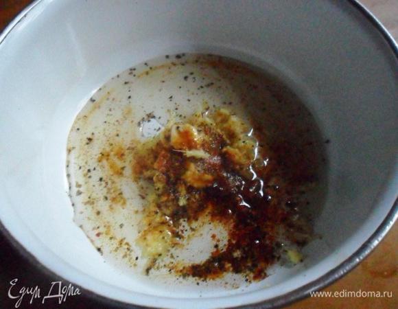 Имбирь и чеснок очистить. Имбирь натереть на мелкой тёрке, чеснок измельчить.
Смешать специи, имбирь, чеснок и оливковое масло.