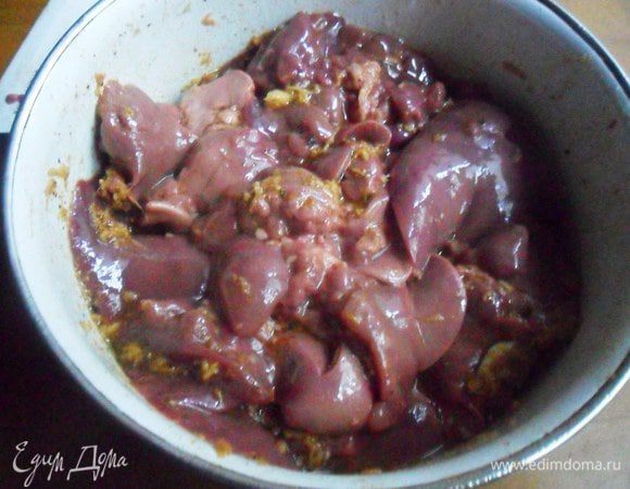 Куриную печень вымыть, обсушить. Переложить к масляной смеси со специями, перемешать. Закрыть крышкой и оставить мариноваться на 10 минут.