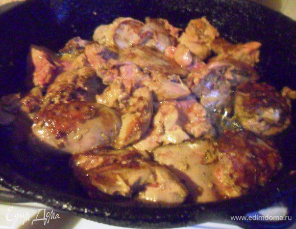 Разогреть сковороду, выложить печень вместе со специями и готовить на среднем огне по пять минут с каждой стороны. Посыпать солью и готовить ещё 2 минуты. Снять с огня и дать постоять ещё минут пять.