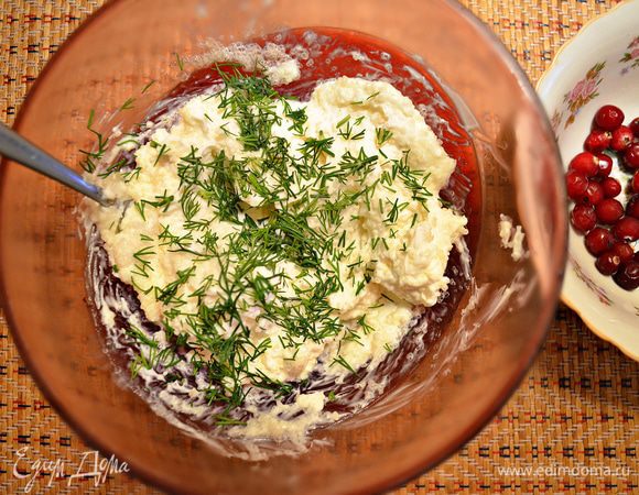 Добавляем клюкву, желатин и порубленный укроп к сырной массе. Хорошо перемешиваем.
