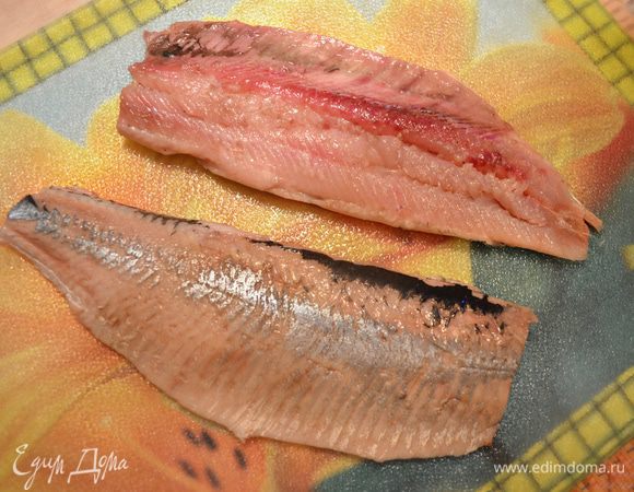 Чистим рыбу и разделываем её на филе, стараясь удалить косточки.