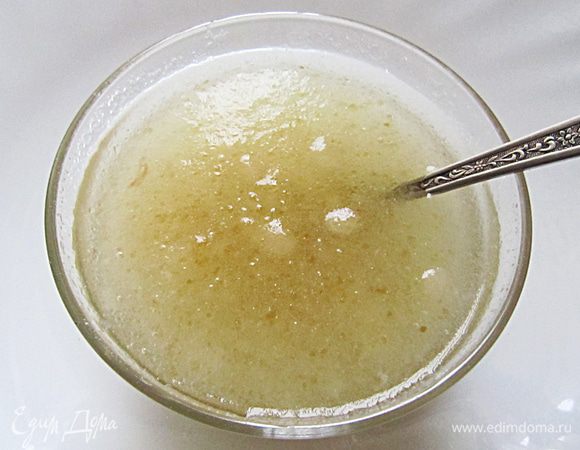 Желатин замачиваем в 3 ст. л. воды. Даём набухнуть.