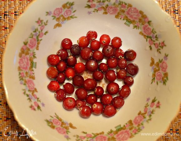 Клюкву размораживаем.