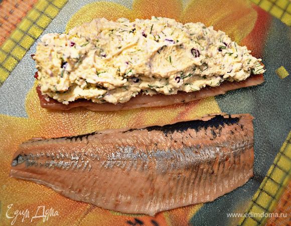 На пищевую плёнку выкладываем одно филе, сверху распределяем начинку.