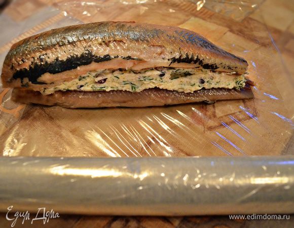 Накрываем второй половинкой так, чтобы хвостовая часть рыбы была напротив головной.