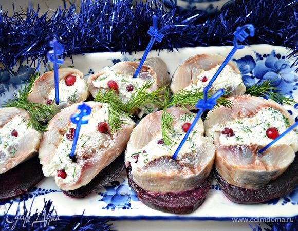 Для подачи на кружочек отварной свеклы выкладываем кружок закуски из сельди, скрепляем шпажкой и угощаемся! Приятного вам аппетита!
