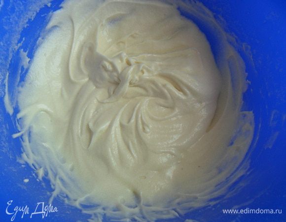 Добавляем ванилин, муку и размягченное сливочное масло. И опять работаем венчиком. Накрываем пленкой и в холодильник на 30 минут. Такое тесто может храниться в холодильнике до 3-х дней.