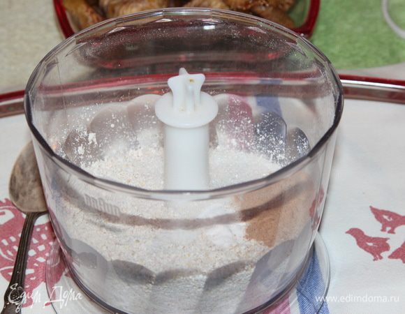 Сначала завариваем крепкий чай-ройбуш (или ваш чай): 1 столовую ложку (или 2 пакетика) заливаем 250 мл кипятка и оставляем завариваться на 15-20 минут. Затем делим заваренный чай следующим образом: 175 мл отбираем для семян льна, остальной чай пока отставляем в сторону. Из 175 мл отбираем 3-4 столовые ложки в оставшийся чай. Тем, что получилось, заливаем 1 столовую ложку семян льна и оставляем набухать. Должна получиться гелеобразная жидкость. На это уйдет 3-4 часа. Теперь 100 грамм овсяных хлопьев взбиваем в блендере практически в муку. Сразу оговорюсь, что мне затем пришлось добавлять еще 2 столовые ложки хлопьев, поэтому на всякий случай взбейте отдельно еще хлопья и отставьте в сторону 