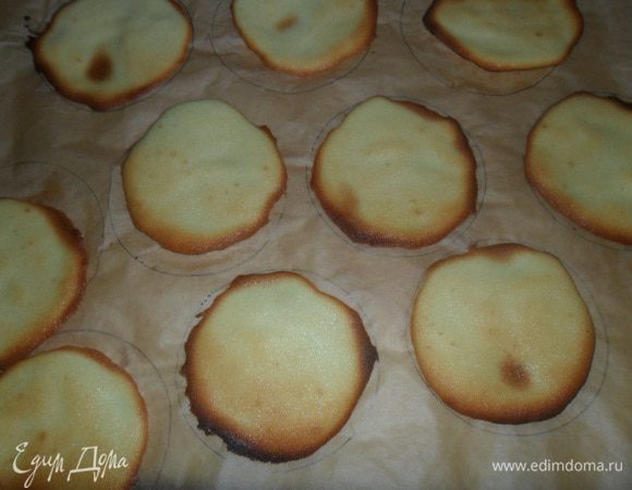 Выпекаем в разогретой до 180С духовке 3-5 минут.  Следим за тем, чтобы не сгорели - тесто пропечется очень быстро.  