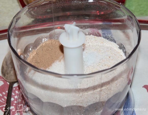 Добавить сахар, соду, 1 щепотку соли, корицу и еще раз взбить.