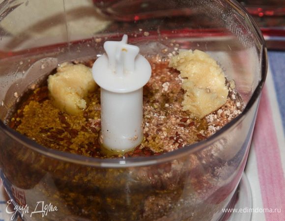 Все взбить в блендере до образования комка. Вот здесь мне понадобились дополнительно 2 столовые ложки овсяных хлопьев и 1 чайная ложка льняной муки. Иначе ничего у меня в комок не собиралось. Может нужно было меньше масла класть, может ройбуш-геля оказалось много, я не знаю. Поэтому обращаю на этот шаг ваше внимание.