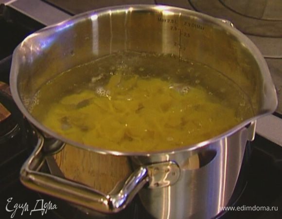 Макароны отварить в подсоленной воде согласно инструкции на упаковке, затем воду слить.