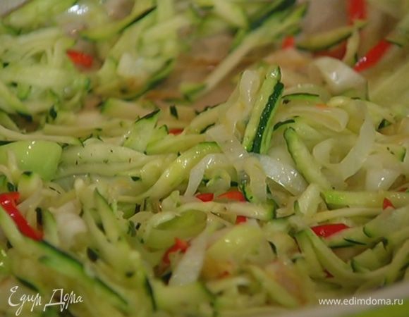 Цукини натереть на крупной терке, добавить к порею с чили, посолить, поперчить и тушить пару минут.