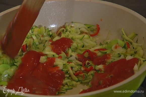 К цукини с пореем добавить чеснок, томатный соус, все перемешать и прогреть еще немного.
