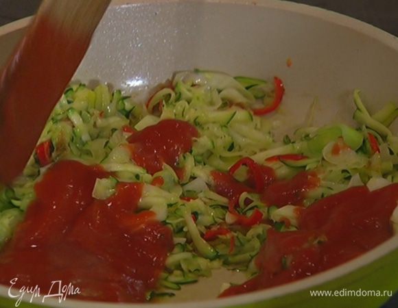 К цукини с пореем добавить чеснок, томатный соус, все перемешать и прогреть еще немного.