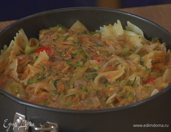 Разъемную форму для выпечки смазать оставшимся оливковым маслом,  выложить половину макарон, на них поместить половину обжаренных овощей, затем снова выложить макароны, слегка утрамбовать их и сверху равномерно распределить оставшиеся овощи.