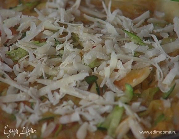 Твердый сыр натереть на крупной терке и посыпать сверху овощи с макаронами.