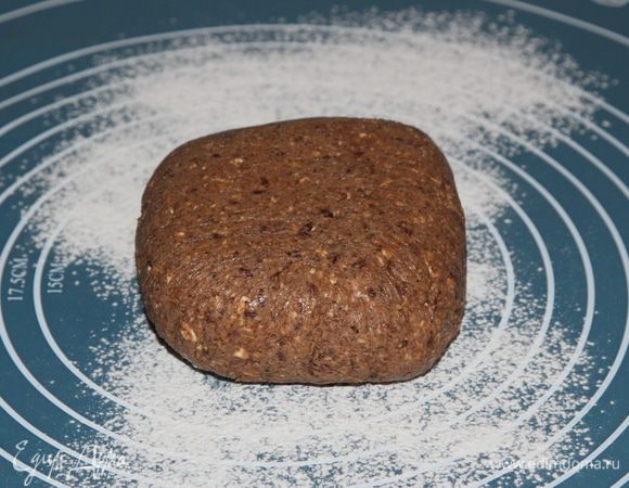 Поверхность подпыливаем мукой, выкладываем тесто.