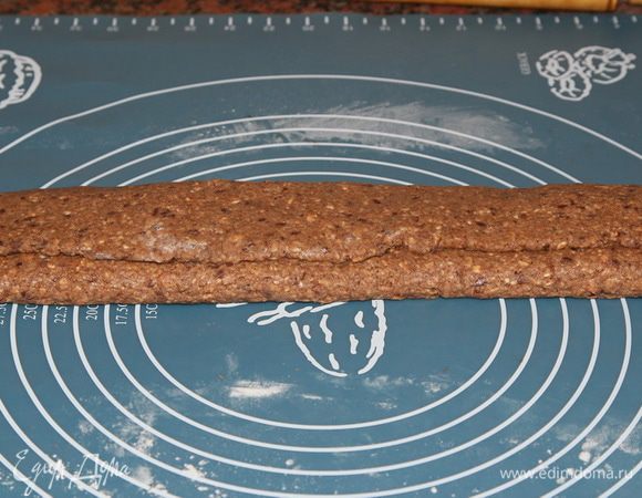 Накрываем начинку: сначала с одной стороны, затем с другой. Я помогала себе ножом.