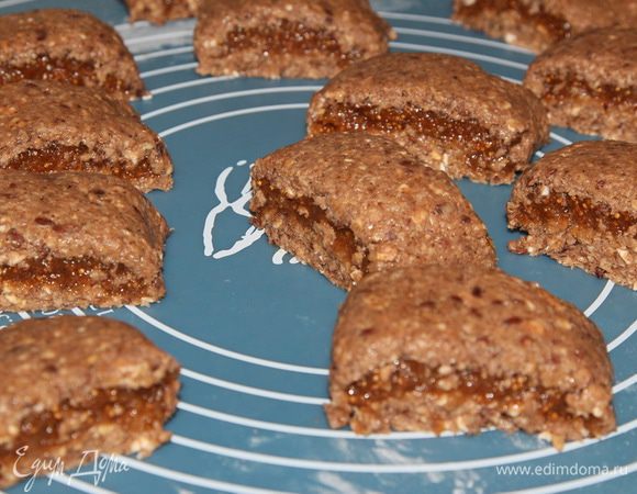 Аккуратно переворачиваем швом вниз и нарезаем острым ножом на кусочки размером, приблизительно, 3 см. У меня получилось 12 таких кусочков.