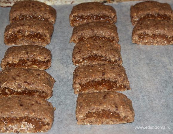 Выкладываем на противень, выстеленный пергаментом. Отправляем в разогретую до 200 градусов духовку минут на 20-30 (электрические духовки - 180 градусов).