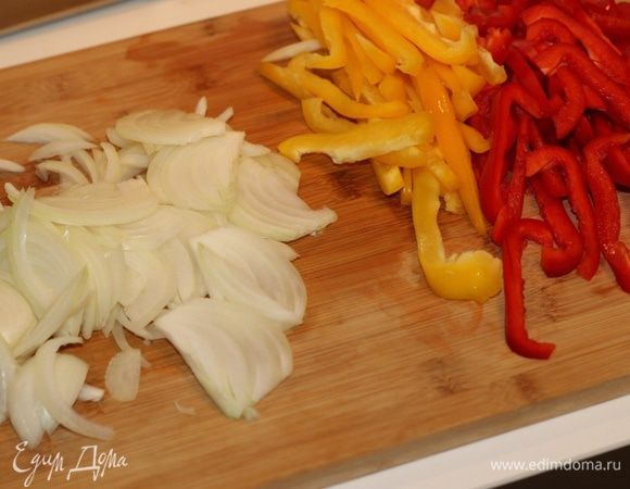 Перцы нарезать соломкой, лук - перьями.