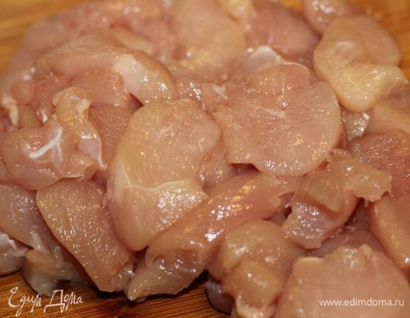 Курицу нарезать одинаковыми кусочками , посолить . 