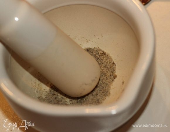 Тем временем в ступке растереть семена кориандра и зиры с щепоткой коричневого сахара . Чеснок порубить ножом мелко .