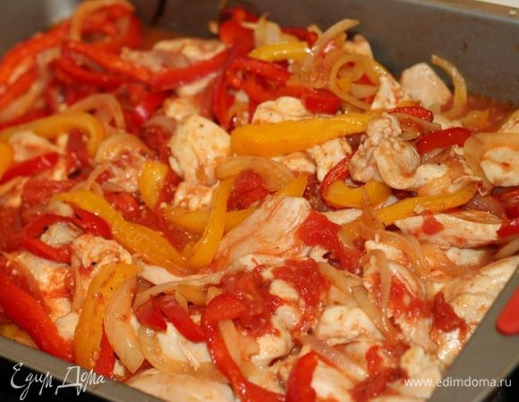 Достать овощи с курицей из духовки . Аккуратно перемешать . Посыпать растертыми специями и чесноком. Залить томатами . Еще раз перемешать и поставить в духовку на 15 мин. При подаче посыпать зеленью.
Приятного аппетита))