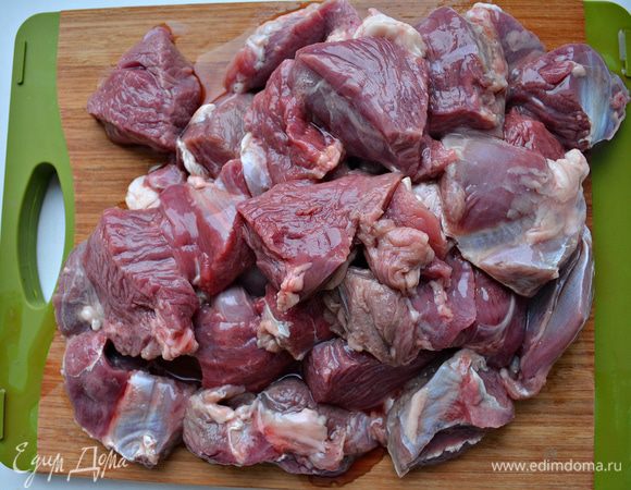 Мякоть баранины нарезать на крупные куски.