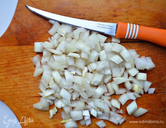 Лук очистить и мелко порубить.