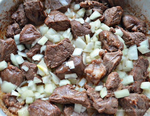 В сотейнике обжарить мясо на оливковом масле, помешивая,  в течение 10 мин.
Добавить лук и готовить 3 мин на среднем огне.